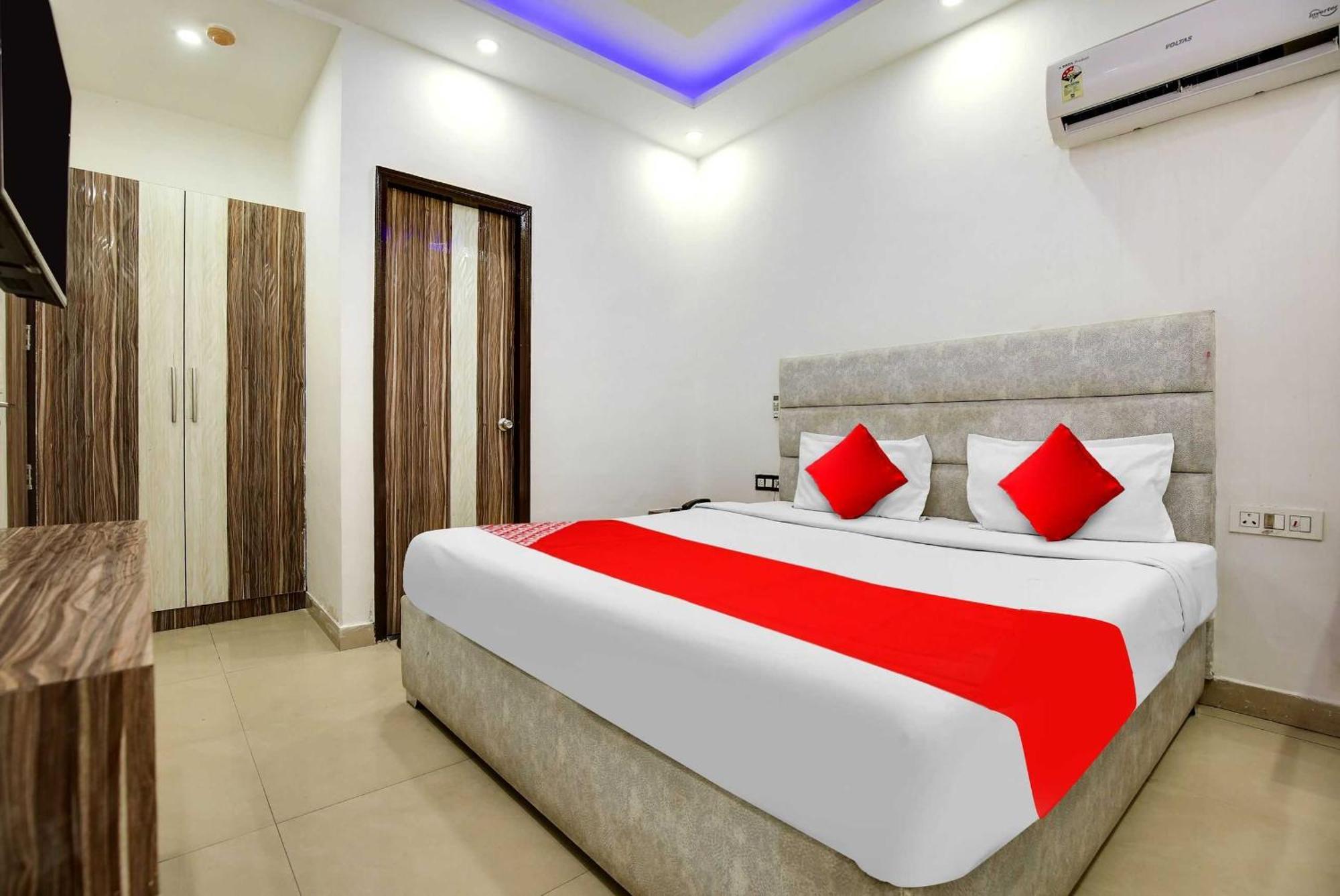 Hotel O Av Continental Zirakpur エクステリア 写真