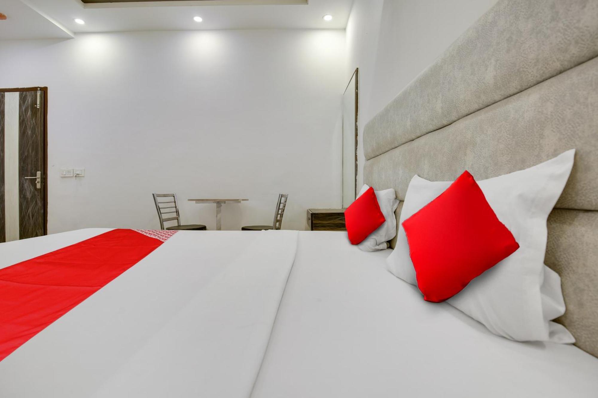 Hotel O Av Continental Zirakpur エクステリア 写真